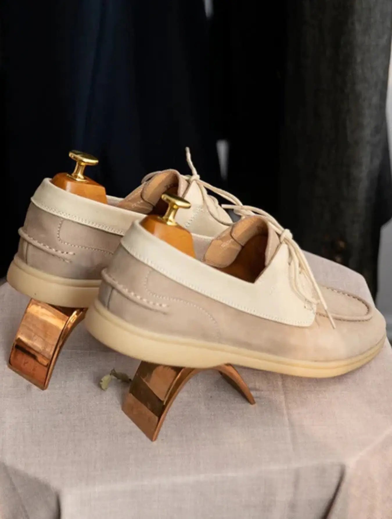 Mocassins en simili daim, beige clair avec accents crème. Silhouette classique et lacets pour un ajustement sur-mesure. Extérieur en simili daim de qualité, intérieur en cuir pour un confort accru. Semelle en caoutchouc épais offrant une bonne traction. Talon renforcé et coutures apparentes. Nettoyage à la main conseillé.