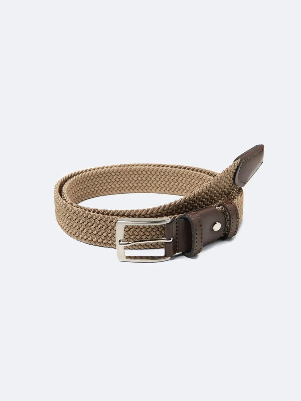 Ceinture tressée bi-matière alliant élégance et sobriété. Tissage beige en coton et polyester, agrémenté de finitions en cuir marron foncé avec surpiqures ton sur ton. Boucle rectangulaire ardillon en métal argenté. Ne pas laver, blanchir, repasser, nettoyer à sec ou passer au sèche-linge.