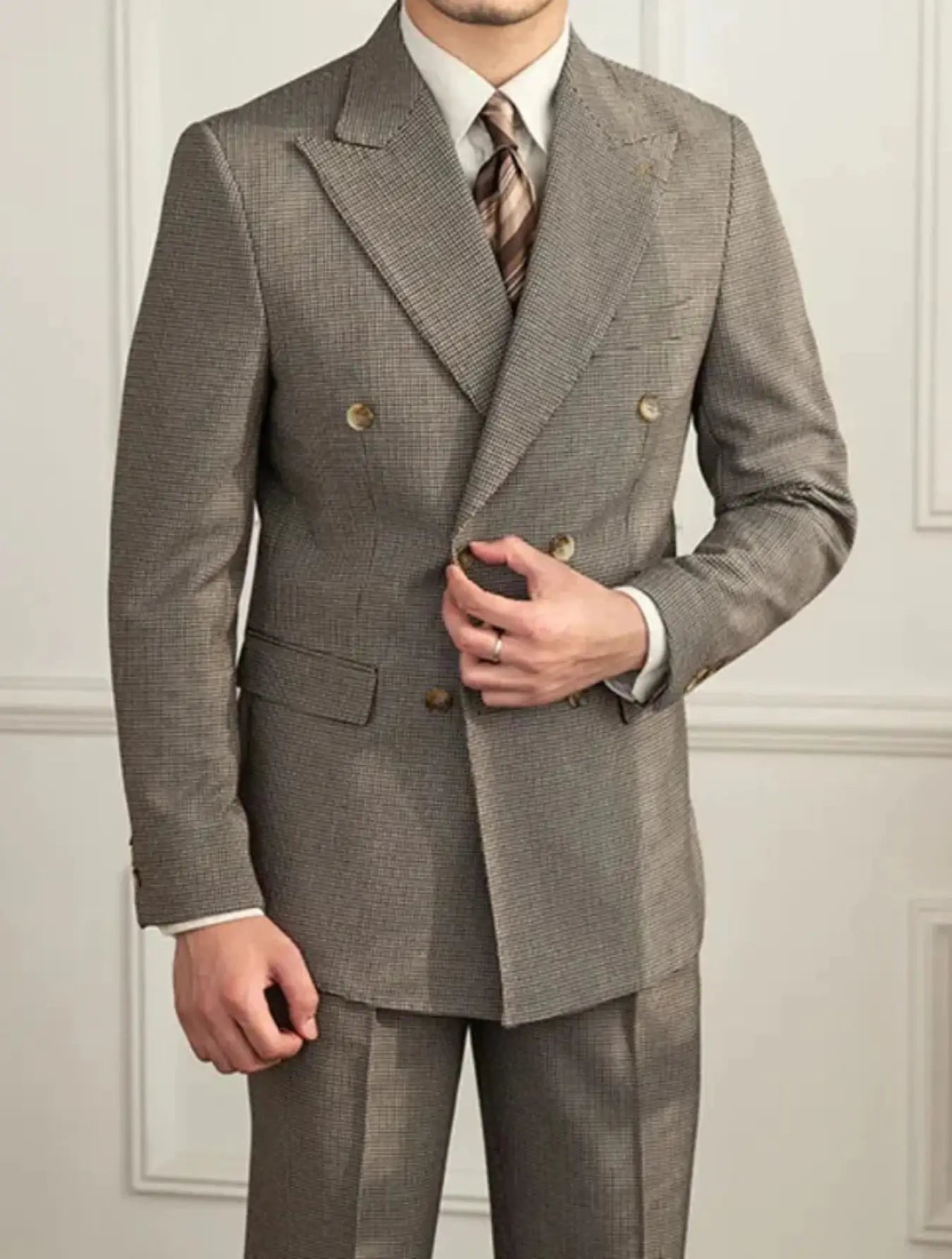 Blazer anglais slim en polyester de qualité, affichant une coupe ajustée et un double boutonnage élégant. Disponible dans des nuances classiques et sobres, il présente des détails soignés inspirés du style britannique. Pour l'entretien, privilégiez un nettoyage délicat.