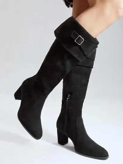 Bottes Noires à Boucle et Talon

Confectionnées en cuir noir de haute qualité, ces bottes allient élégance et confort. Dotées d'un talon carré et d'une boucle raffinée, leur design épuré et coupe ajustée rehaussent toute garde-robe sophistiquée. Les finitions soignées et la doublure intérieure douce offrent un confort optimal. Pour préserver la souplesse et l'éclat du cuir, un nettoyage à la main est recommandé.