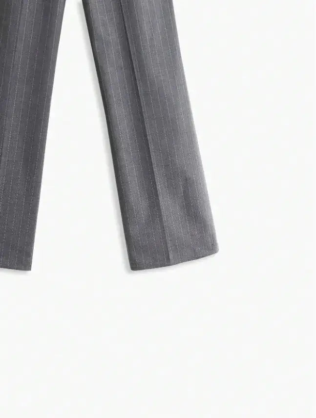 Pantalon rayé gris en mélange de polyester (69%), viscose (29%), et élasthanne (2%) pour un confort optimal. Coupe droite avec taille naturelle, boutons et poches élégants. Motif rayé et finitions soignées pour un style intemporel. Lavage en machine ou nettoyage à sec recommandé.