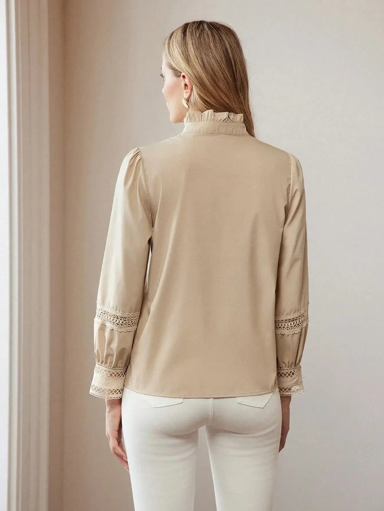 Chemise Dentelle Élégante en dentelle de coton mélangé, douce et durable. Elle présente un col classique, des manches longues et une coupe ajustée pour une silhouette distinguée. Teinte beige pour une élégance sobre, avec motifs floraux délicats, boutons en nacre et finitions soignées. Entretien par lavage à la main ou nettoyage à sec recommandé.