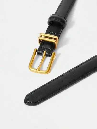 Ceinture en similicuir noir, conçue en PU de haute qualité. Elle présente un design épuré avec une boucle dorée et des perforations régulières pour un ajustement optimal. Finition soignée, idéale pour une élégance discrète. Nettoyage à sec recommandé.