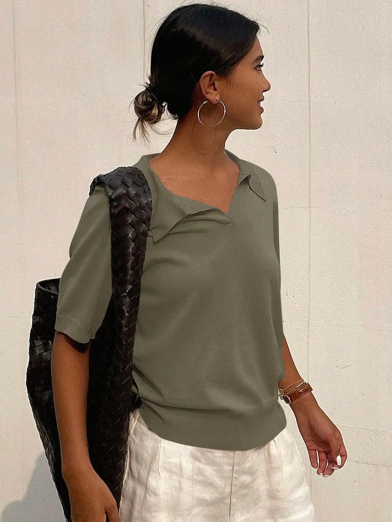 Polo féminin en maille fine, mélange de coton et viscose, alliant douceur et légèreté. Coupe droite fluide, col en V sans boutons, ourlets côtelés. Disponible en blanc cassé, beige sable et vert olive. Design épuré avec finition mate pour un confort quotidien. Lavage en machine à froid et repassage à basse température recommandés.