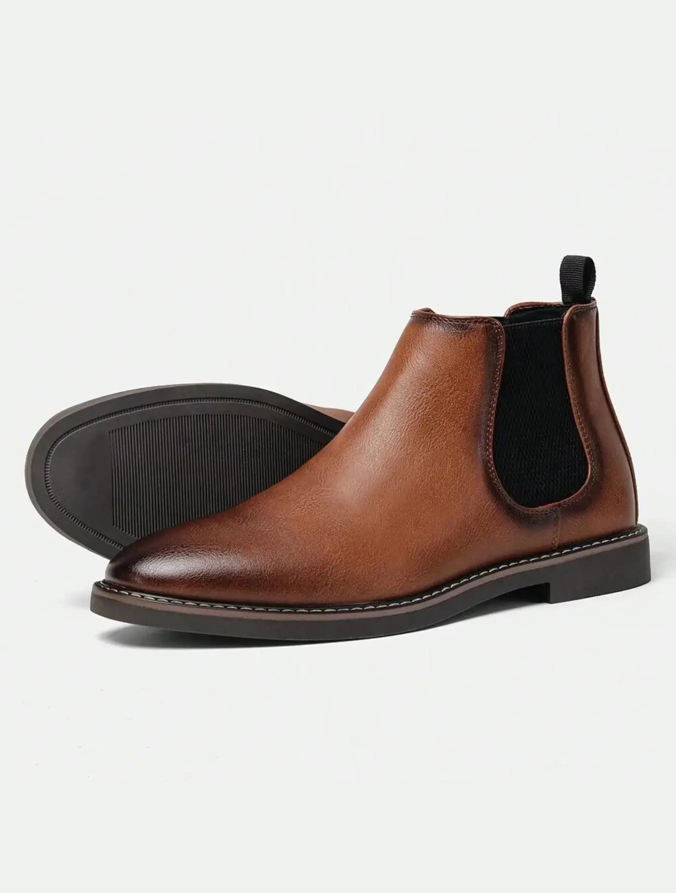 Bottes Chelsea en cuir synthétique tabac avec panneaux élastiques, style élégant et sophistiqué pour hommes.