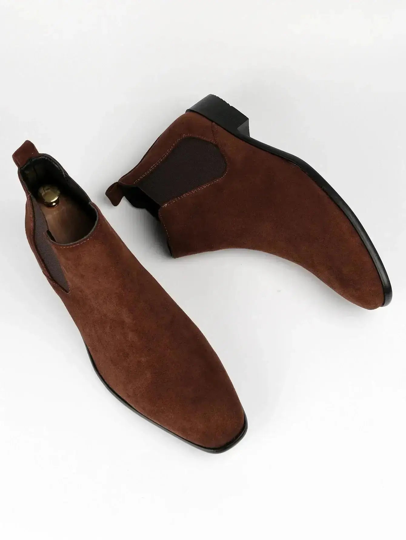 Bottes Chelsea marron en suédine avec élastiques latéraux et talon carré, élégantes et confortables pour un style moderne.