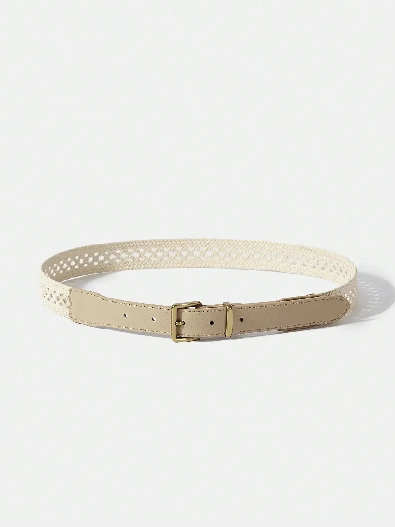 Élégante ceinture tressée en beige crème, conçue avec des matériaux de qualité et sections en similicuir. Dotée d'une boucle dorée sophistiquée, elle incarne le style bohémien chic. Ajustable pour un confort optimal, cette pièce est idéale pour une tenue estivale décontractée. Recommandé : nettoyage à la main.