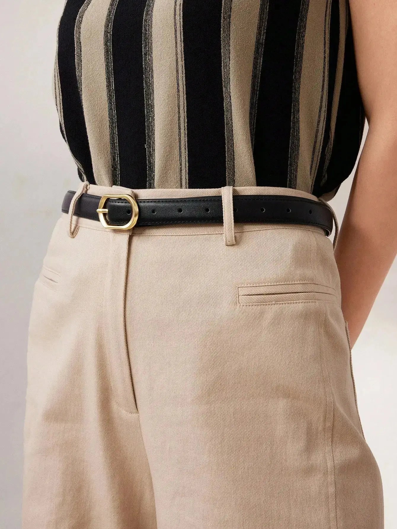 Ceinture noire en similicuir avec boucle ovale dorée, élégante et chic pour femmes.