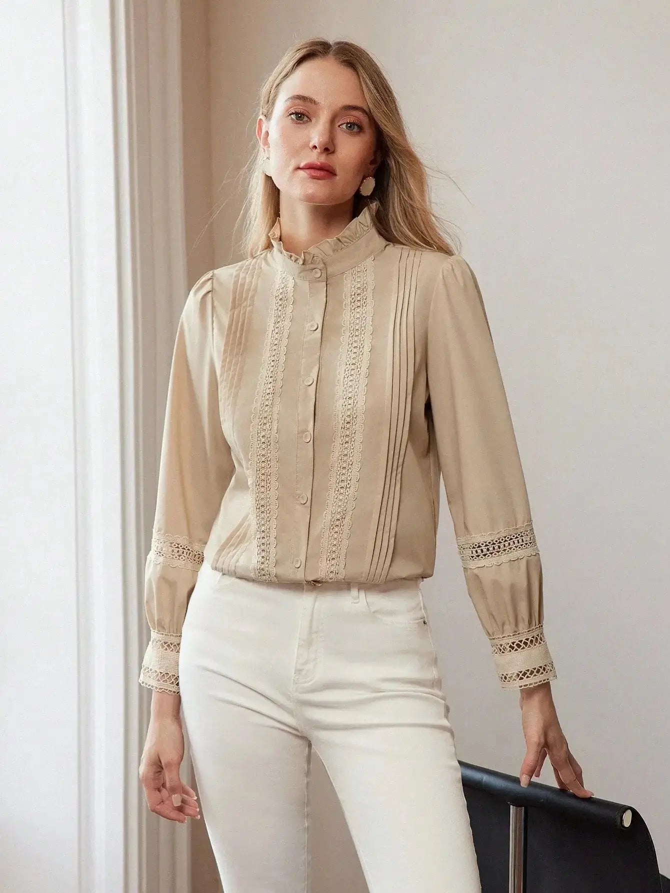 Chemise Dentelle Élégante en dentelle de coton mélangé, douce et durable. Elle présente un col classique, des manches longues et une coupe ajustée pour une silhouette distinguée. Teinte beige pour une élégance sobre, avec motifs floraux délicats, boutons en nacre et finitions soignées. Entretien par lavage à la main ou nettoyage à sec recommandé.