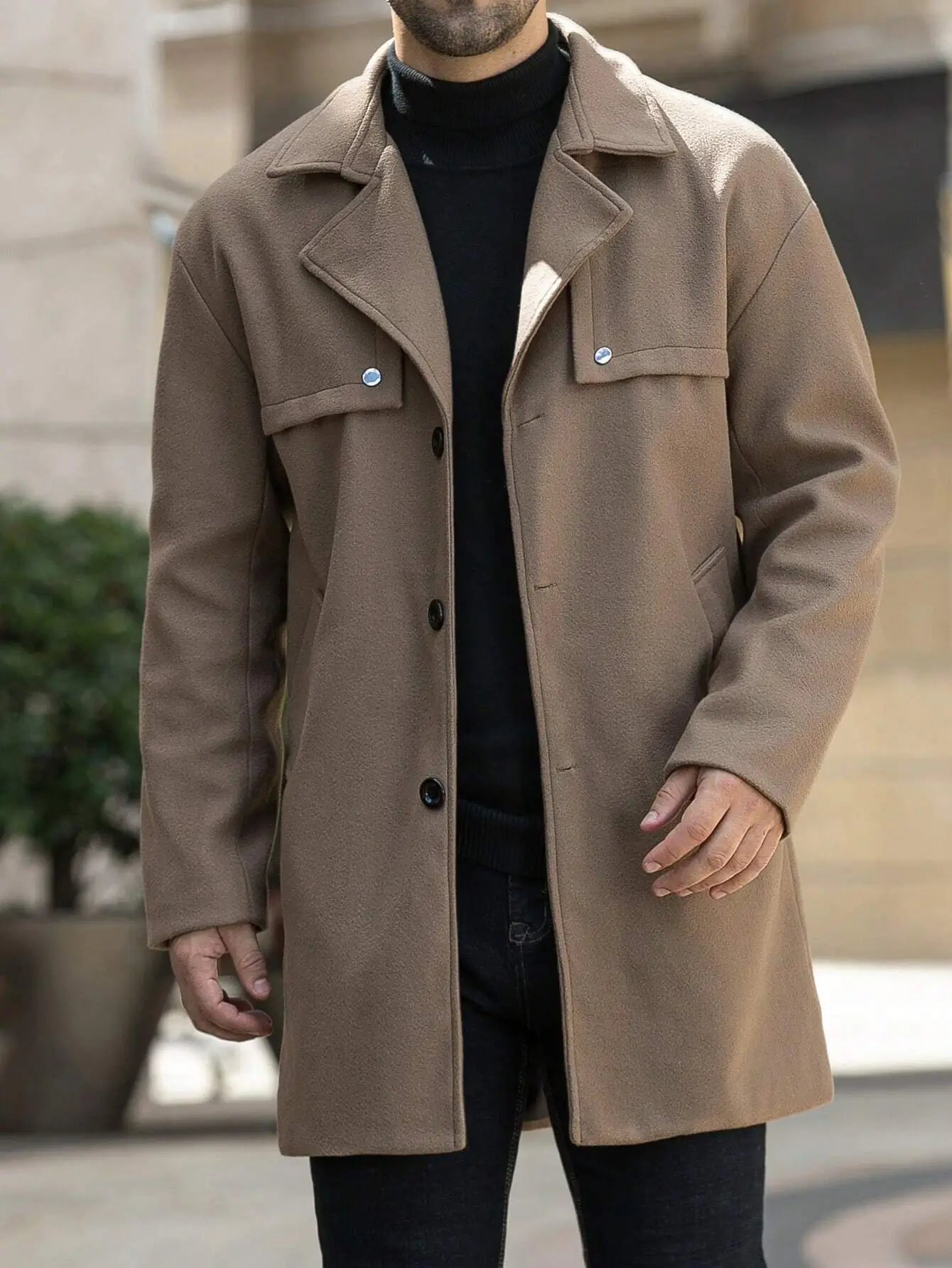 Trench marron en polyester tissé de qualité, légèrement extensible. Coupe régulière avec col à revers, manches longues, boutons distinctifs et poches avant pratiques. Design unicolore élégant. Lavable en machine ou nettoyage à sec recommandé.