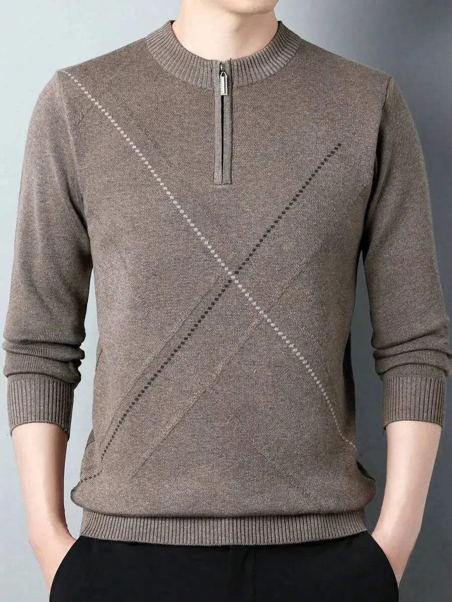 Pull Tricot Mérinos Zippé

Conçu en laine mérinos 100%, ce pull au col zippé associe élégance et confort. Sa coupe ajustée est mise en valeur par un motif torsadé élégant, le tout dans une teinte taupe riche et intemporelle. Les finitions soignées complètent son allure sophistiquée. Pour préserver sa qualité exceptionnelle, optez pour un lavage à la main ou un nettoyage à sec.