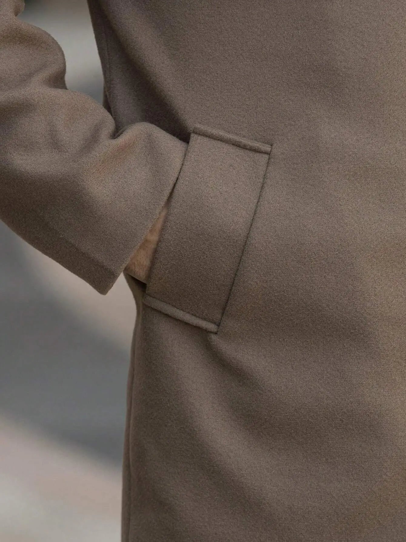 Trench marron en polyester tissé de qualité, légèrement extensible. Coupe régulière avec col à revers, manches longues, boutons distinctifs et poches avant pratiques. Design unicolore élégant. Lavable en machine ou nettoyage à sec recommandé.