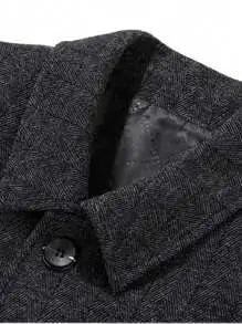 Manteau d'hiver en laine haute qualité, offrant chaleur et longévité. Présente une coupe droite avec col châle et manches longues pour une élégance intemporelle. Disponible en gris anthracite, son design épuré inclut des finitions soignées, coutures discrètes, et poches passepoilées. Nettoyage à sec recommandé.