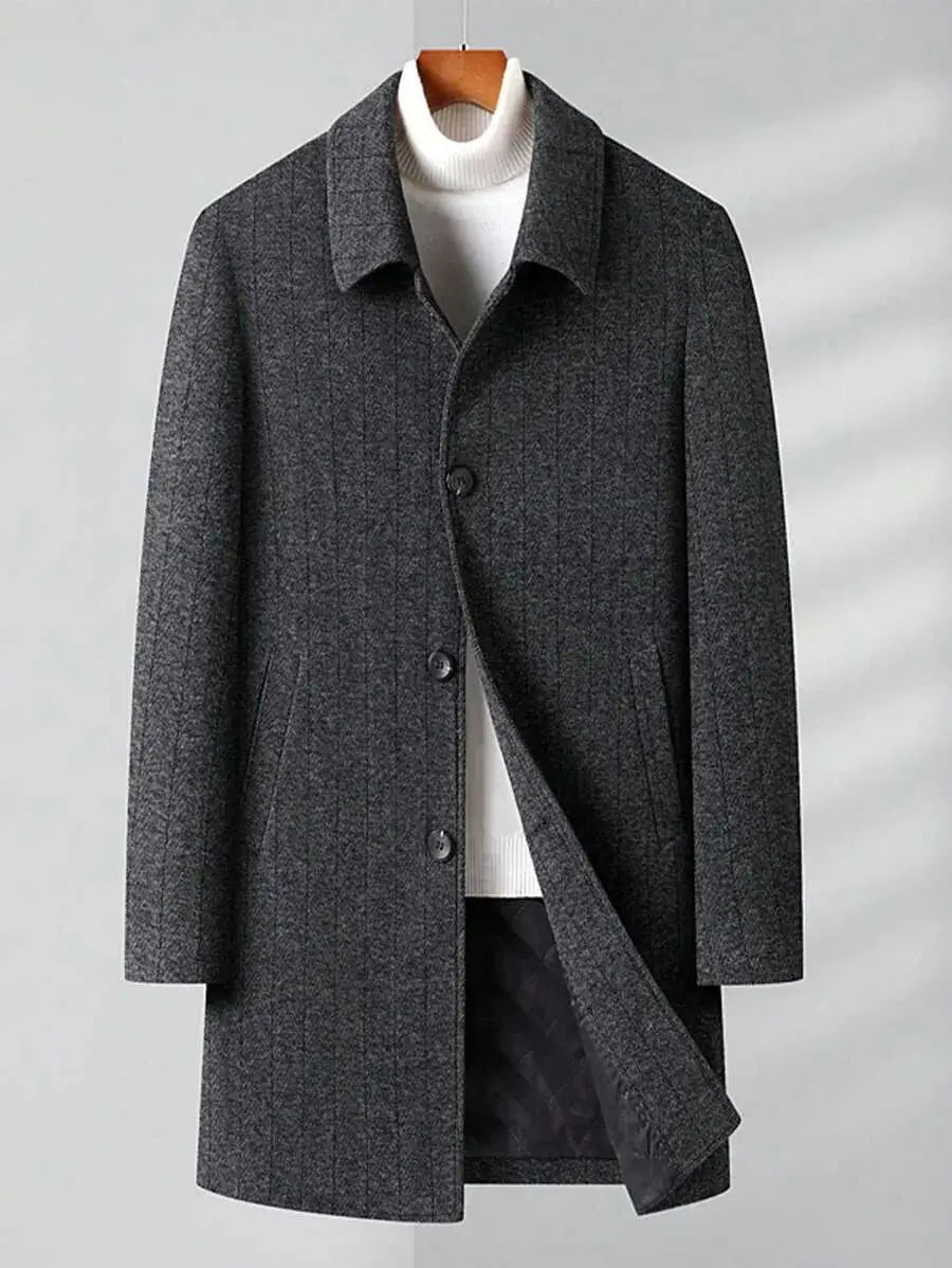 Manteau d'hiver en laine haute qualité, offrant chaleur et longévité. Présente une coupe droite avec col châle et manches longues pour une élégance intemporelle. Disponible en gris anthracite, son design épuré inclut des finitions soignées, coutures discrètes, et poches passepoilées. Nettoyage à sec recommandé.