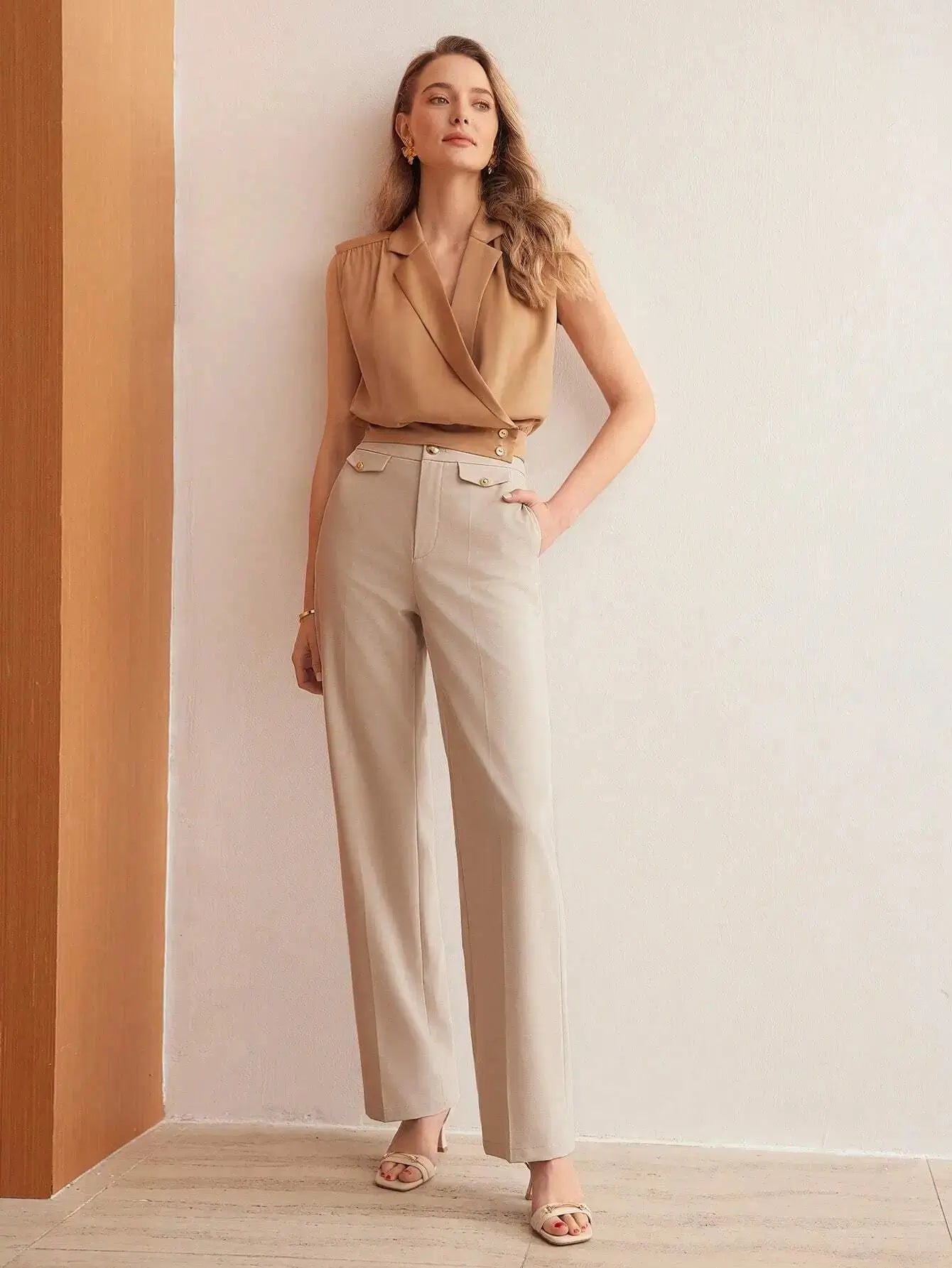 Pantalon en 100% polyester de haute qualité, offrant une texture douce et durable. Coupe droite raffinée avec fermeture éclair, rabat, et poches intégrées. Teinte beige sophistiquée. Finitions élégantes avec ceinture intégrée et plis soignés. Entretien : lavage en machine ou nettoyage à sec recommandé.