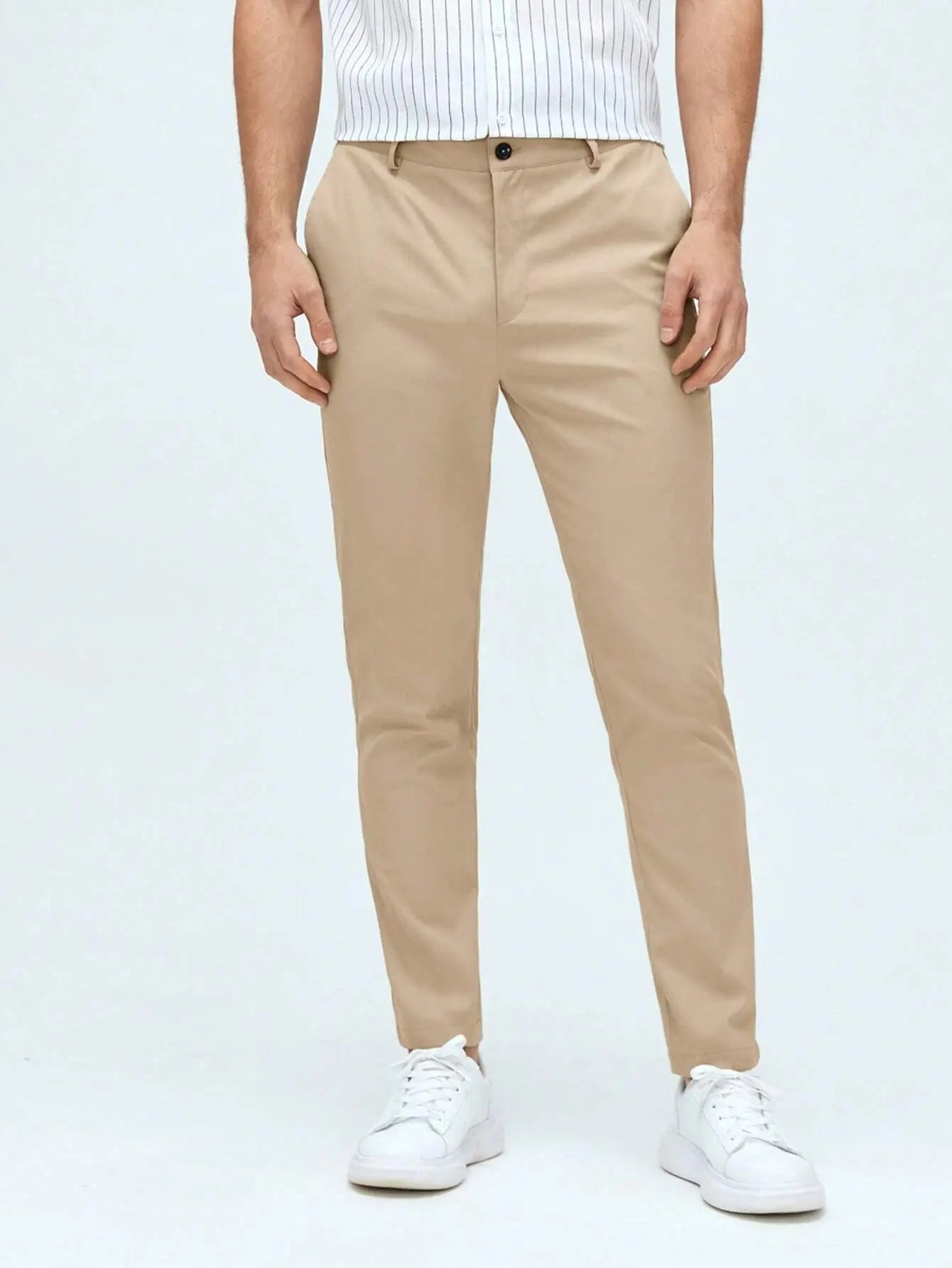 Pantalon élégant en 100% polyester, avec coupe régulière, taille naturelle et fermeture zippée. Disponible en bleu marine, beige et bleu clair. Doté de boutons et poches pour un style pratique et épuré. Lavable en machine ou nettoyage à sec recommandé.