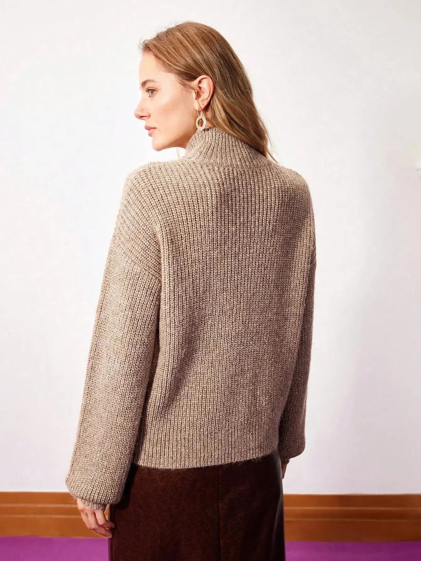 Pull tricot beige en cachemire et laine mérinos, col montant, manches longues, style élégant et intemporel.