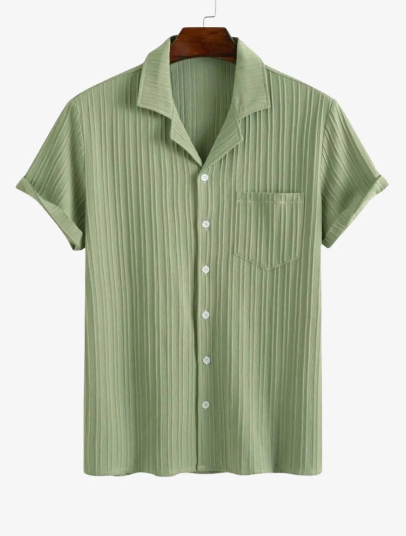 Chemise 100% coton léger et respirant, col classique, manches courtes. Disponible en vert pastel, fermeture boutonnée à l'avant et plis verticaux subtils. Lavage en machine à froid recommandé.