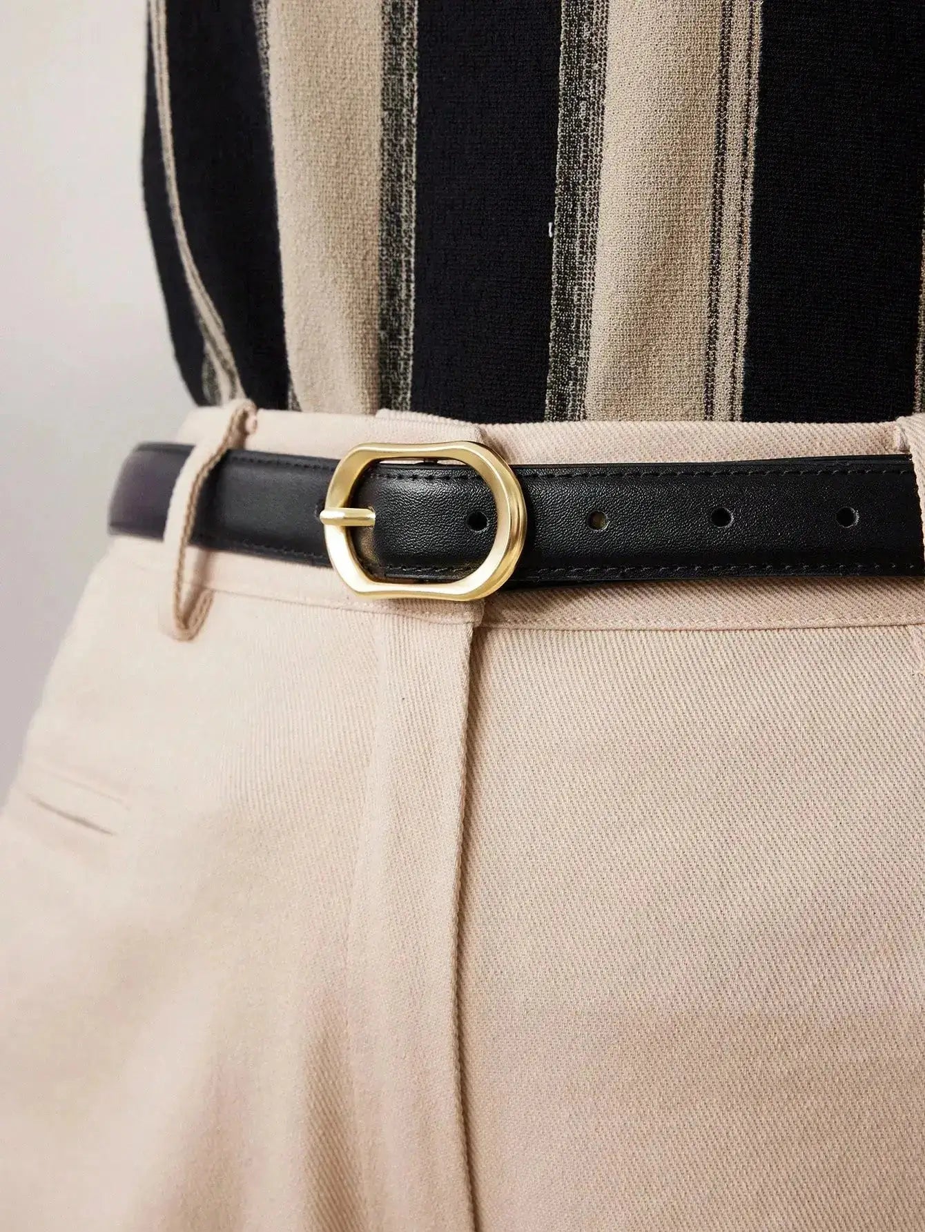 Ceinture noire en similicuir avec boucle ovale dorée, élégante et chic pour femmes.