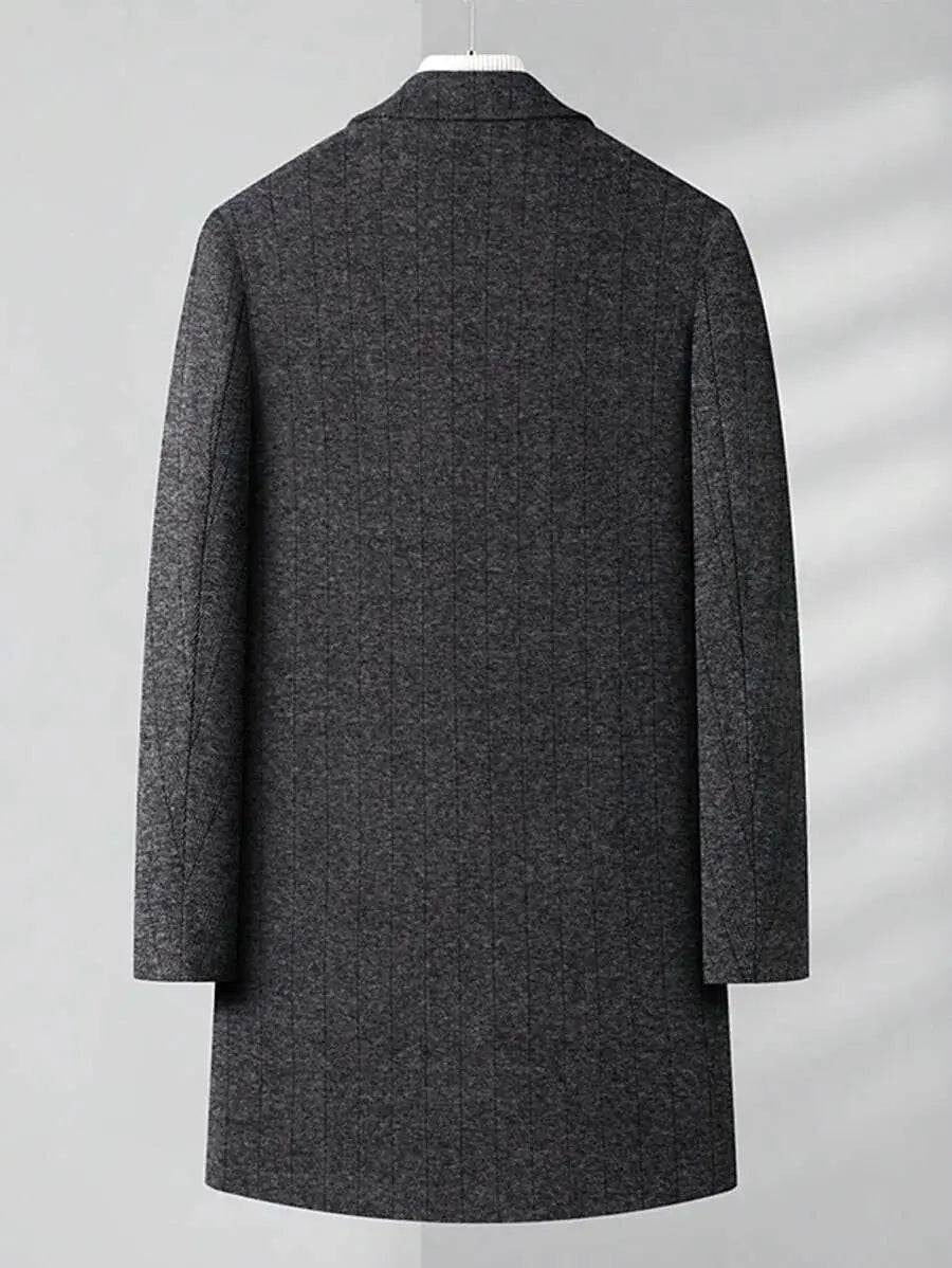 Manteau d'hiver en laine haute qualité, offrant chaleur et longévité. Présente une coupe droite avec col châle et manches longues pour une élégance intemporelle. Disponible en gris anthracite, son design épuré inclut des finitions soignées, coutures discrètes, et poches passepoilées. Nettoyage à sec recommandé.