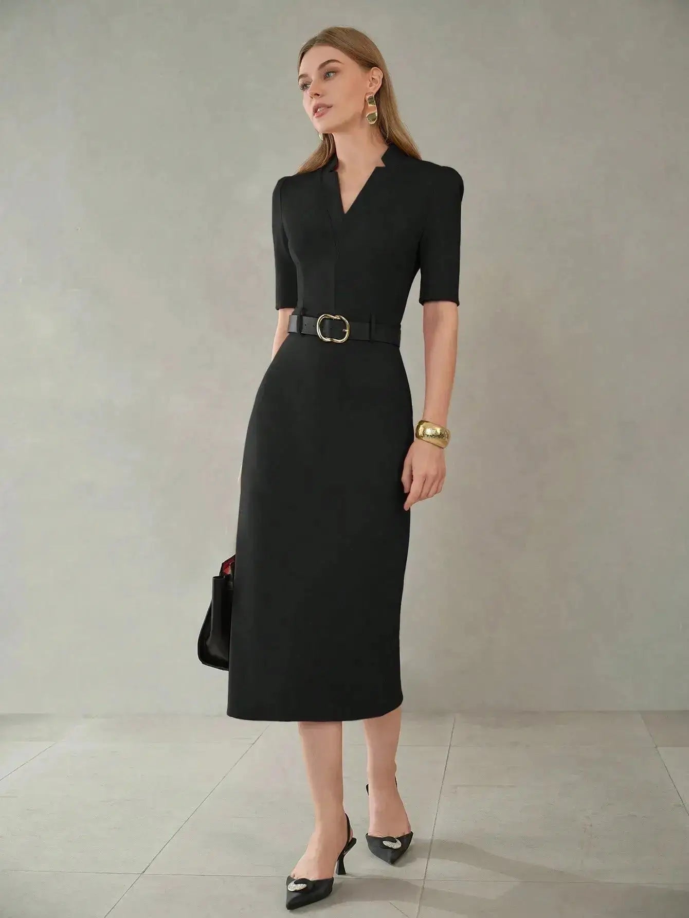 Robe midi noire raffinée à manches bouffantes, ceinturée avec fente et col châle. Fabriquée avec 65% viscose, 30% polyamide, 5% élasthanne et doublure en 100% polyester. Tissu uni légèrement extensible, sans transparence. Entretien délicat conseillé pour préserver sa qualité.