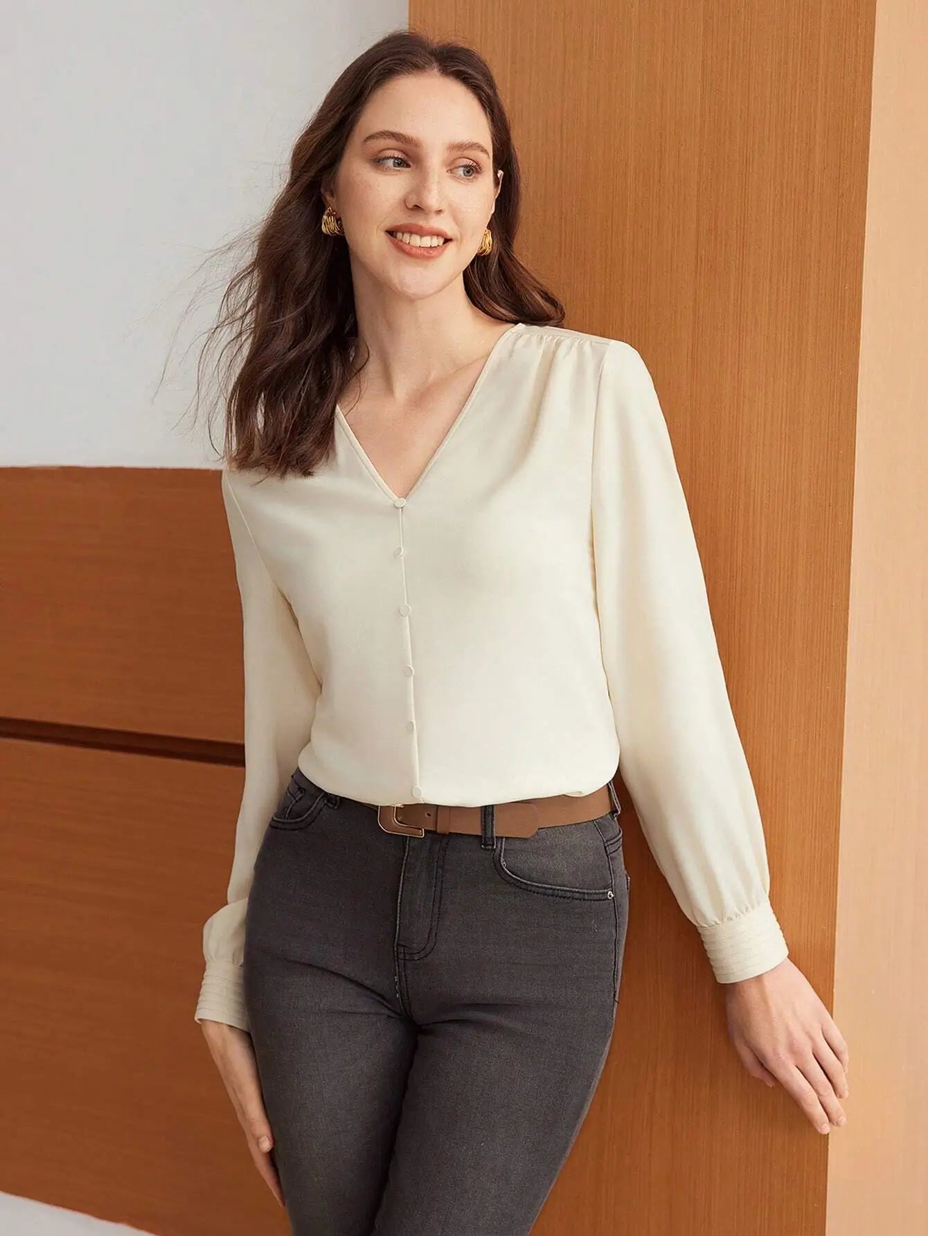 Blouse en polyester (95%) et élasthanne (5%), offrant une douceur supérieure. Conception fluide avec manches longues et col rond pour une élégance discrète. Teinte beige intemporelle. Finitions impeccables et coutures discrètes. Lavage à la main recommandé pour maintenir la qualité des fibres.