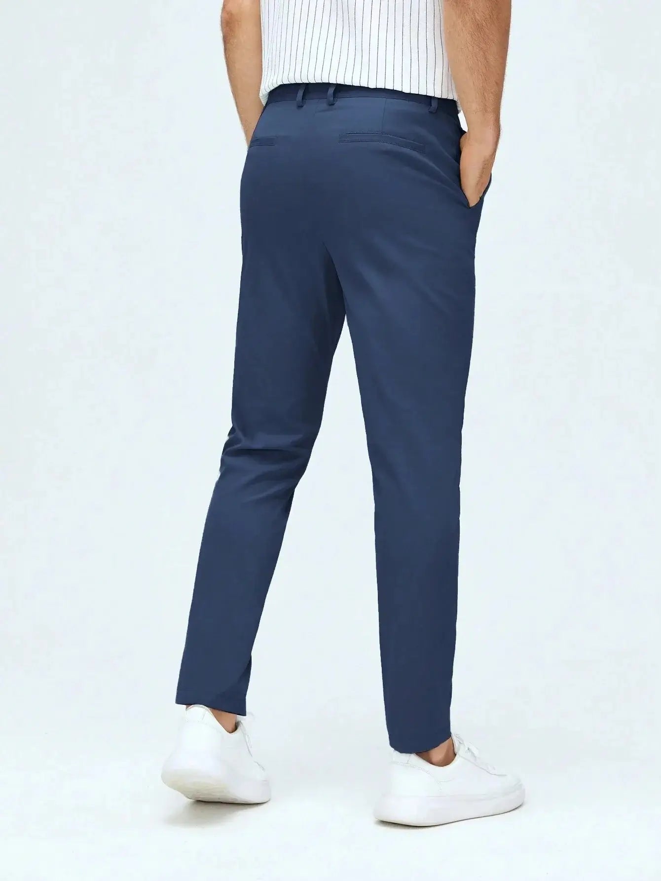 Pantalon élégant en 100% polyester, avec coupe régulière, taille naturelle et fermeture zippée. Disponible en bleu marine, beige et bleu clair. Doté de boutons et poches pour un style pratique et épuré. Lavable en machine ou nettoyage à sec recommandé.