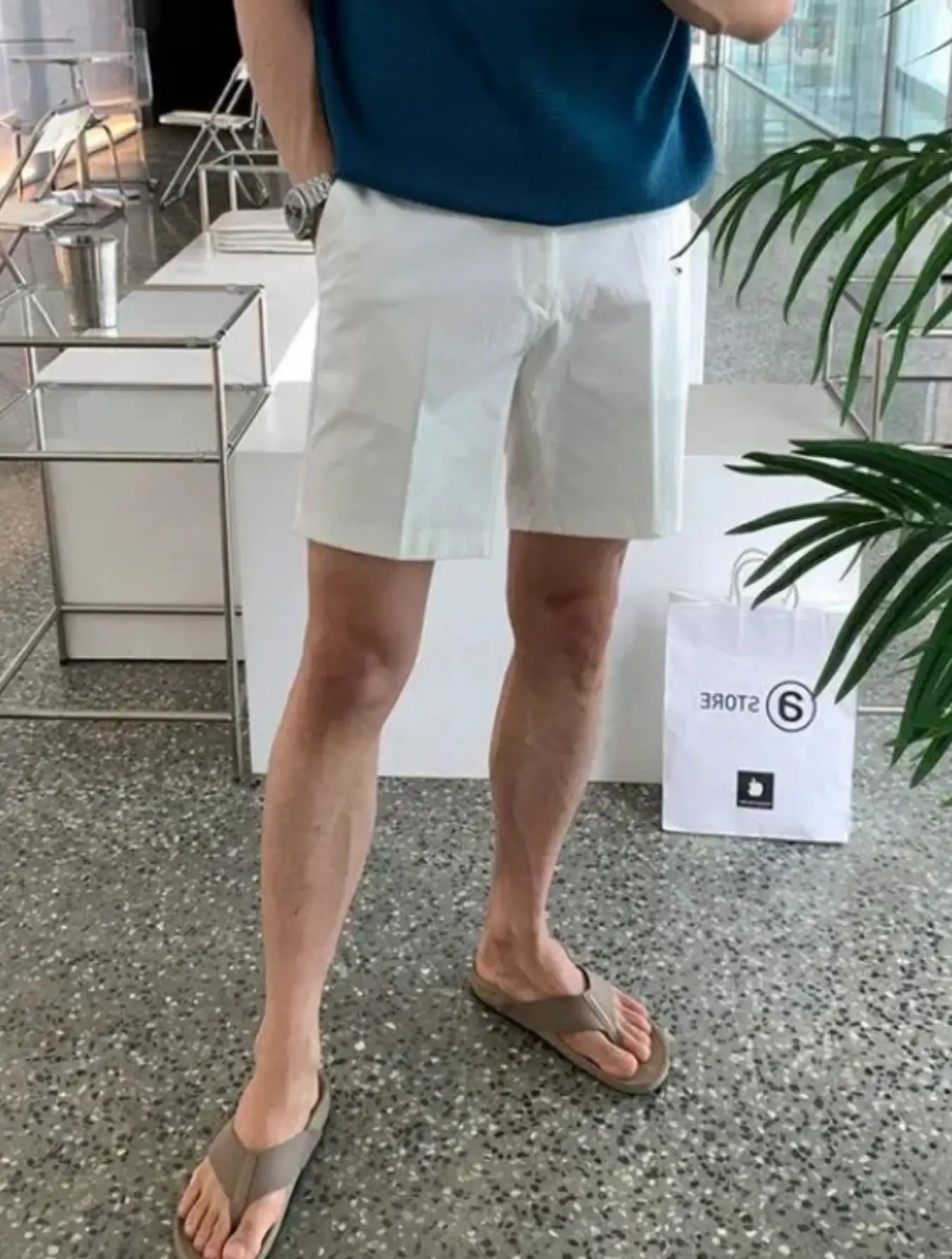 Short blanc en mélange de coton et polyester, idéal pour les journées estivales. Avec une coupe droite et une longueur au-dessus du genou, ce short allie confort et style décontracté-chic. Taille mi-haute avec passants pour ceinture, doté de deux poches latérales et de deux poches arrière boutonnées pour une praticité maximale. Lavable en machine à l'eau froide et séchage à l'air libre recommandé.