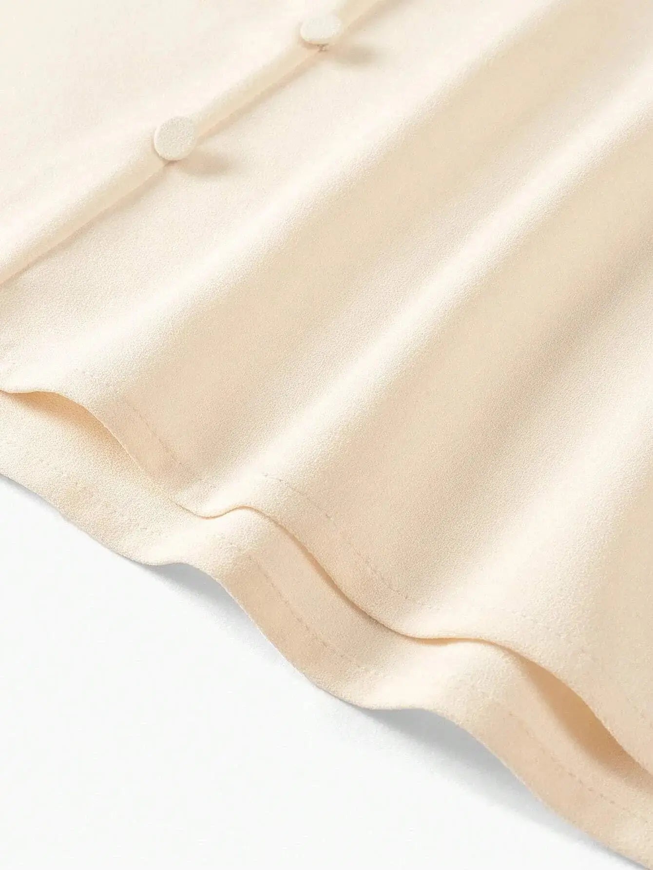 Blouse en polyester (95%) et élasthanne (5%), offrant une douceur supérieure. Conception fluide avec manches longues et col rond pour une élégance discrète. Teinte beige intemporelle. Finitions impeccables et coutures discrètes. Lavage à la main recommandé pour maintenir la qualité des fibres.