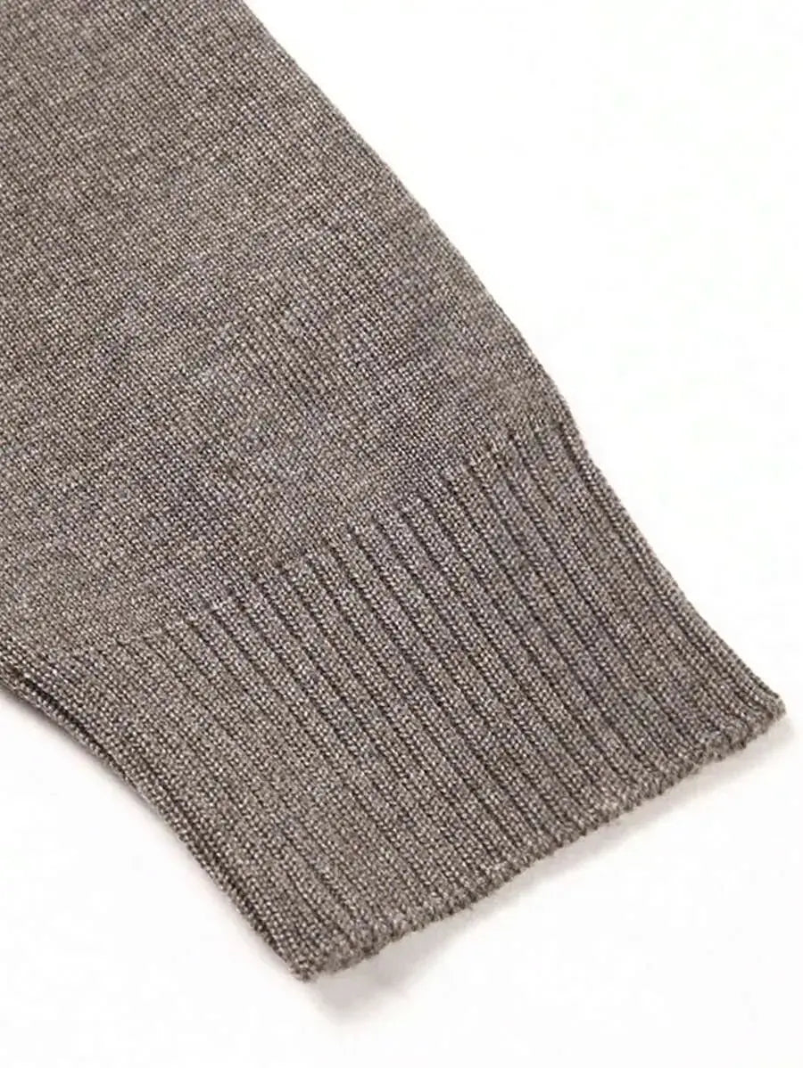 Pull Tricot Mérinos Zippé

Conçu en laine mérinos 100%, ce pull au col zippé associe élégance et confort. Sa coupe ajustée est mise en valeur par un motif torsadé élégant, le tout dans une teinte taupe riche et intemporelle. Les finitions soignées complètent son allure sophistiquée. Pour préserver sa qualité exceptionnelle, optez pour un lavage à la main ou un nettoyage à sec.