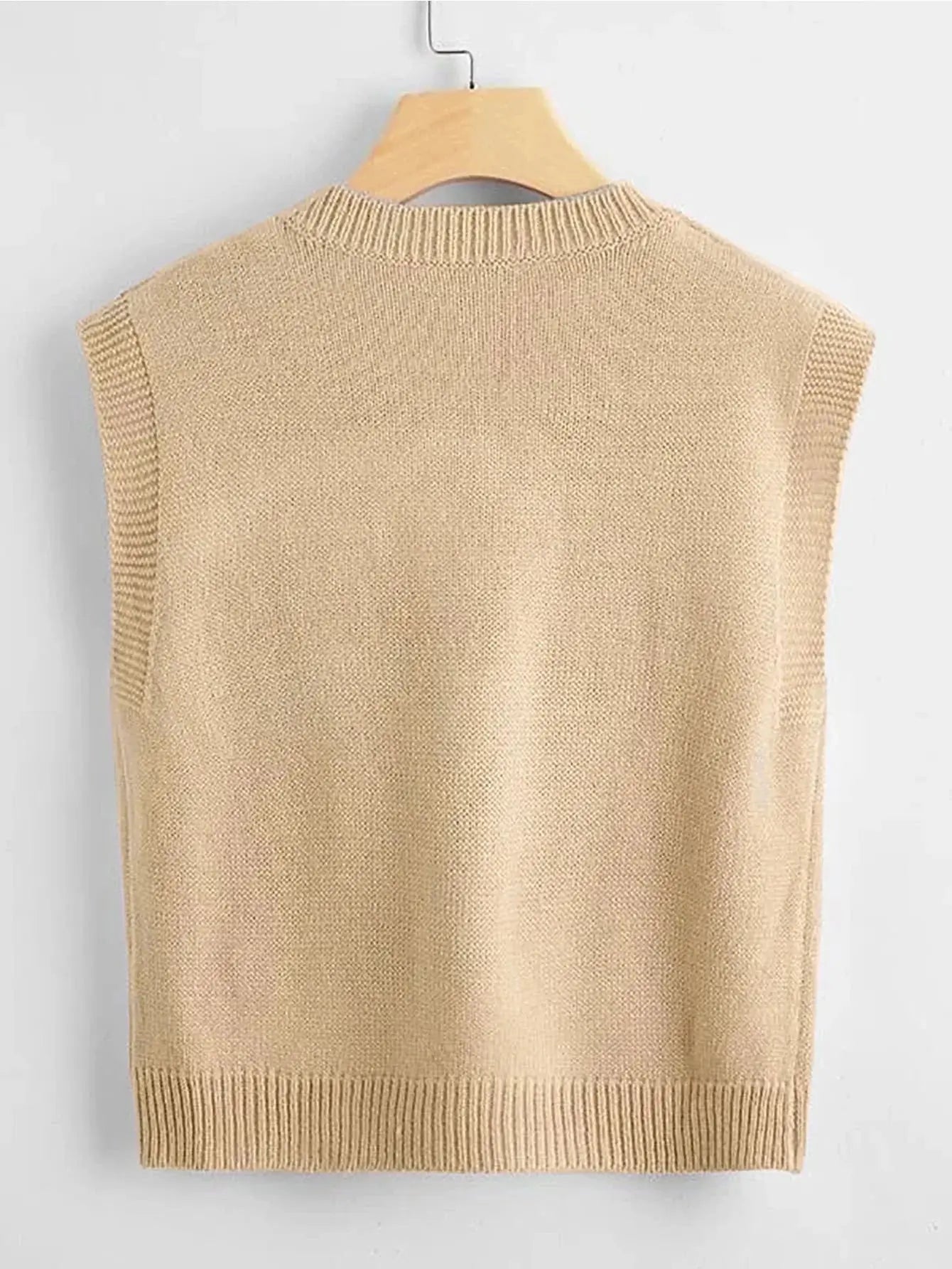 Top en tricot en 100% acrylique, offrant douceur et légèreté. Ce modèle présente une coupe courte avec col en V, dans une teinte tabac élégante. Design unicolore sans extensibilité. Entretien par lavage en machine ou nettoyage à sec professionnel recommandé.