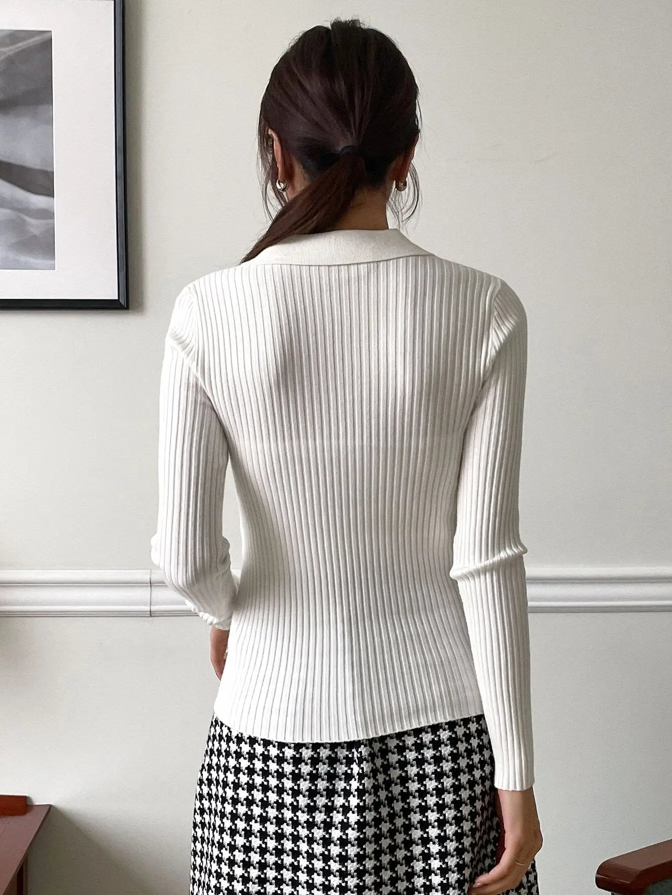 Pull tricot côtelé blanc, alliant confort et sophistication. Fabriqué en viscose, polyester et polyamide pour douceur et durabilité. Il dispose d'un col rond, de manches longues ajustées et de finitions soignées. Idéal pour une allure raffinée. Lavage à la main recommandé.