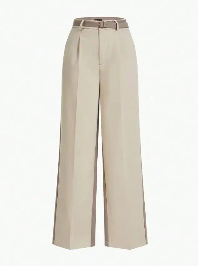 Pantalon en polyester beige, coupe droite avec fermeture éclair, rabat et poches intégrées. Finitions élégantes avec plis raffinés et ceinture. Texture douce et durable. Entretien : lavage en machine ou nettoyage à sec.