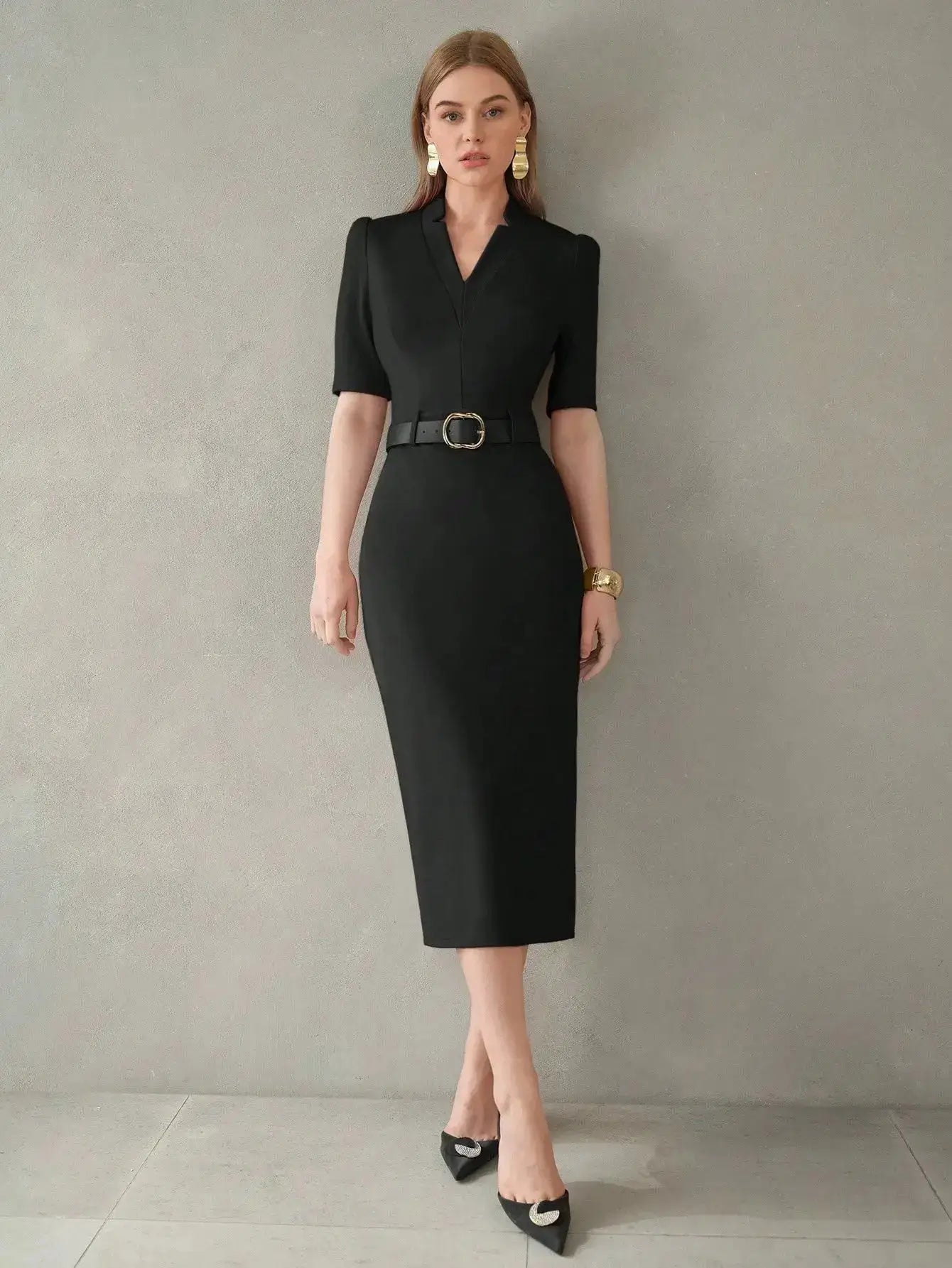 Robe midi noire raffinée à manches bouffantes, ceinturée avec fente et col châle. Fabriquée avec 65% viscose, 30% polyamide, 5% élasthanne et doublure en 100% polyester. Tissu uni légèrement extensible, sans transparence. Entretien délicat conseillé pour préserver sa qualité.