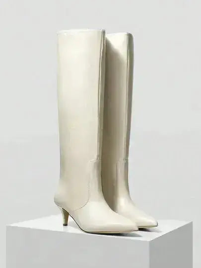 Bottes crème en similicuir pour femme avec talon haut, style élégant et moderne.