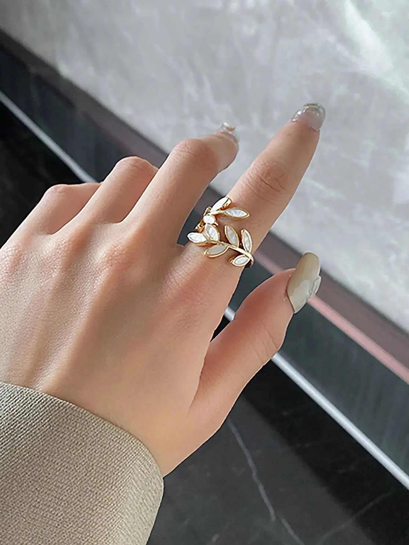 Bague ajustable en alliage de zinc avec incrustations en résine, disponible en rose pâle, blanc perlé, bleu ciel et rose lavande. Design doré avec motifs de feuilles en relief, parfaite pour rehausser votre style. Évitez le contact prolongé avec l'eau pour maintenir son éclat.