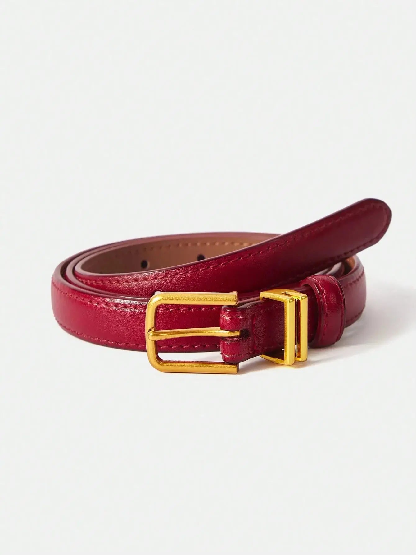 Ceinture femme en similicuir rouge, avec boucle dorée. Design lisse et finition brillante. Conçue pour ajouter une touche chic et contemporaine à vos tenues. Évitez l'exposition prolongée à l'humidité pour en préserver l'éclat.