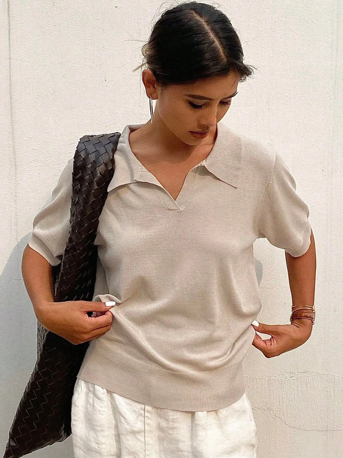 Polo féminin en maille fine, mélange de coton et viscose, alliant douceur et légèreté. Coupe droite fluide, col en V sans boutons, ourlets côtelés. Disponible en blanc cassé, beige sable et vert olive. Design épuré avec finition mate pour un confort quotidien. Lavage en machine à froid et repassage à basse température recommandés.