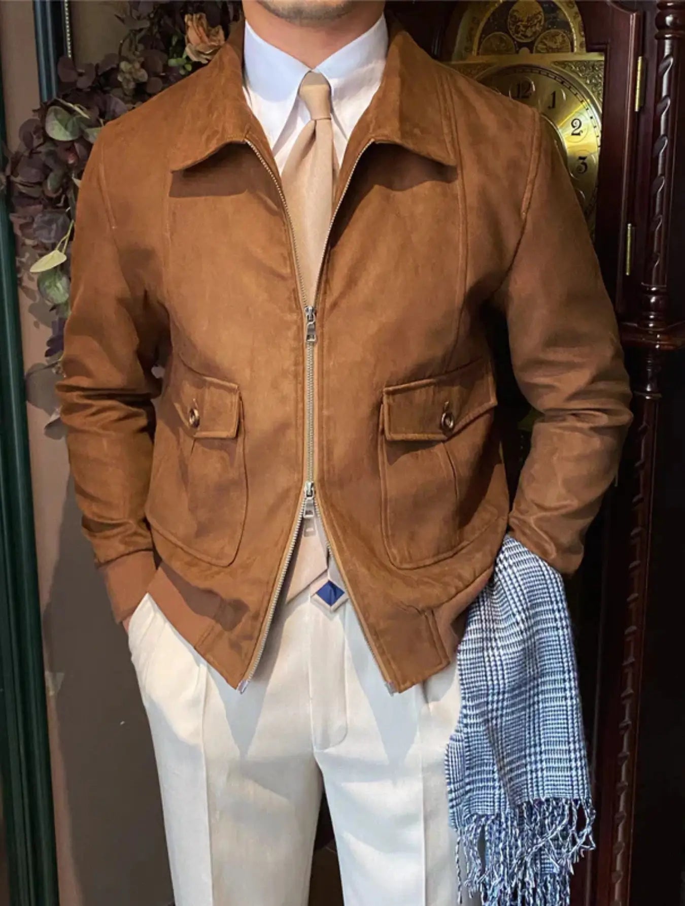 Veste vintage inspirée des années 70 avec coupe ajustée et manches longues. Fermeture éclair avant, col classique rabattu, deux poches poitrine à rabat boutonnées. Poignets et ourlet côtelés pour un style décontracté et chic. Mélange coton-polyester avec doublure satinée pour un confort durable. Disponible en brun clair, beige et gris clair. Lavage en machine à froid recommandé.