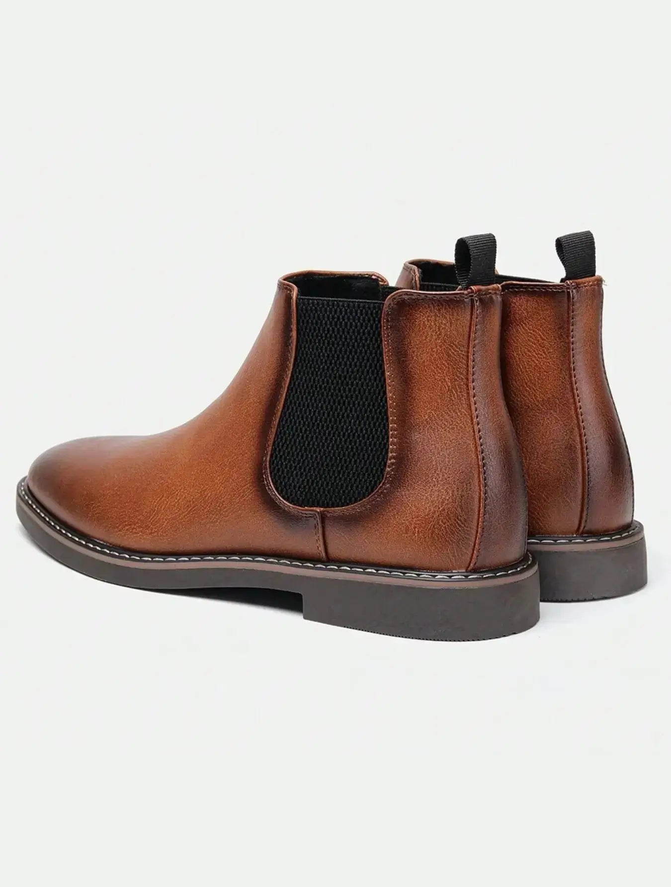 Bottes Chelsea en cuir synthétique tabac avec panneaux élastiques, style élégant et sophistiqué pour hommes.