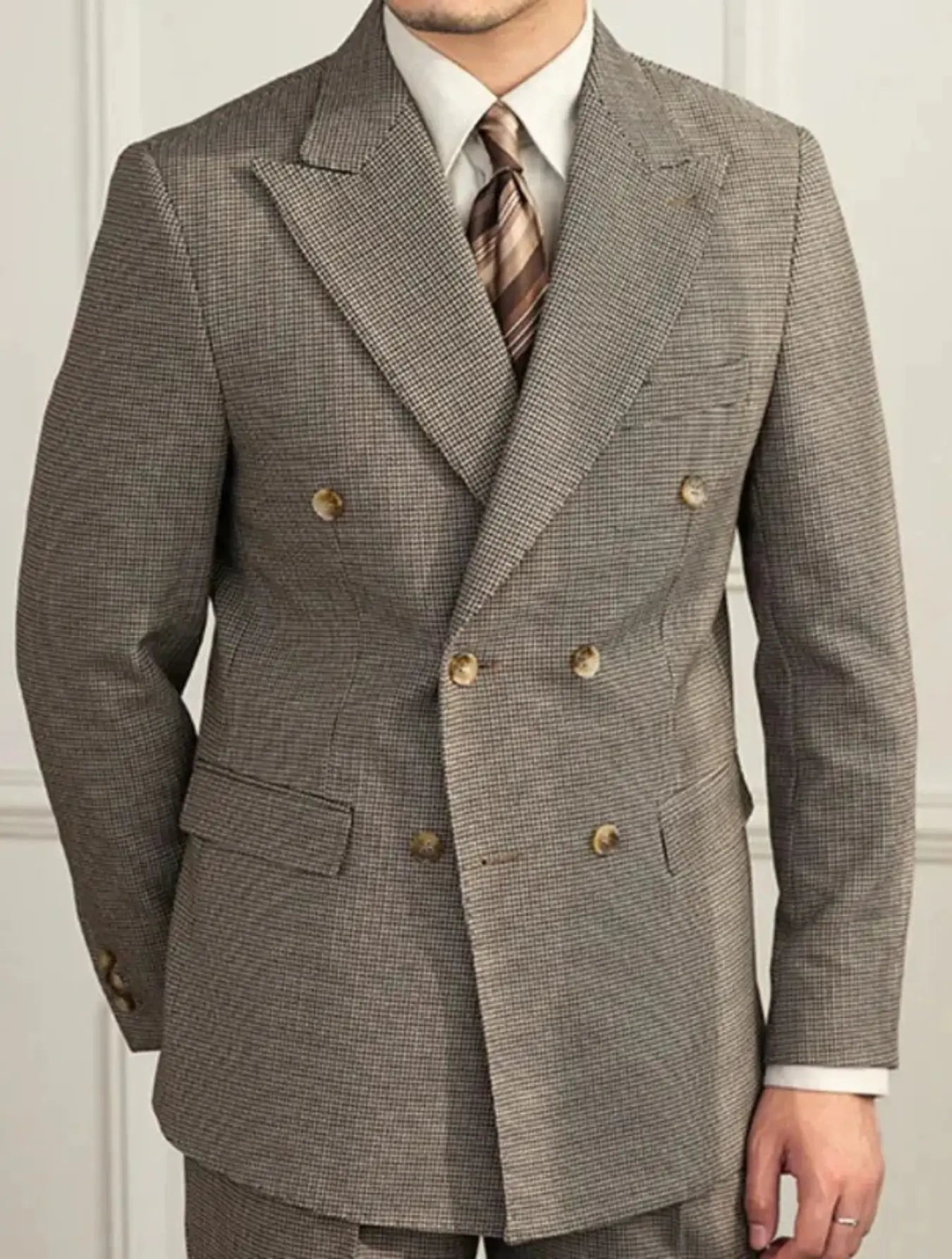 Blazer anglais slim en polyester de qualité, affichant une coupe ajustée et un double boutonnage élégant. Disponible dans des nuances classiques et sobres, il présente des détails soignés inspirés du style britannique. Pour l'entretien, privilégiez un nettoyage délicat.