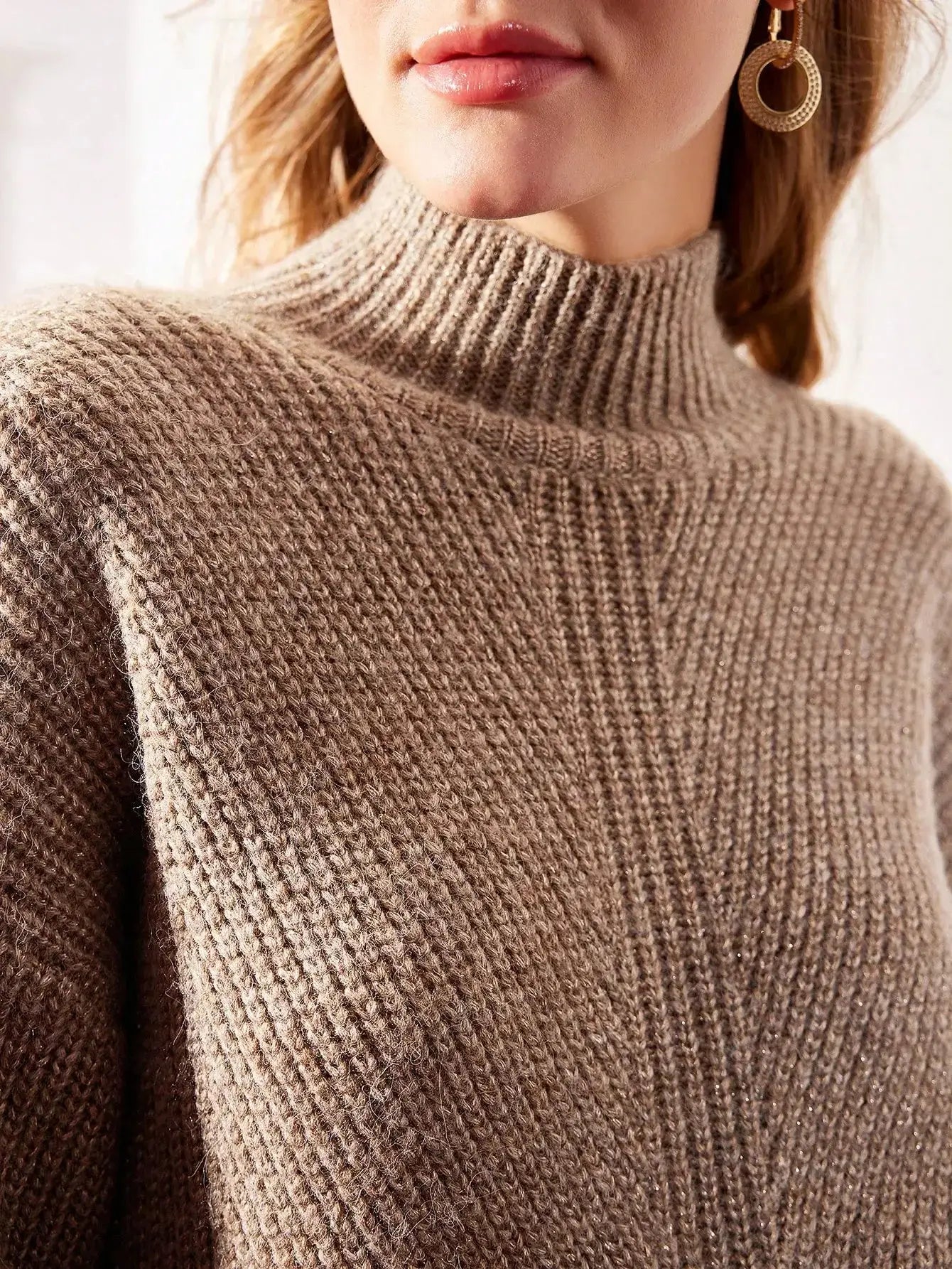 Pull tricot beige en cachemire et laine mérinos, col montant, manches longues, style élégant et intemporel.
