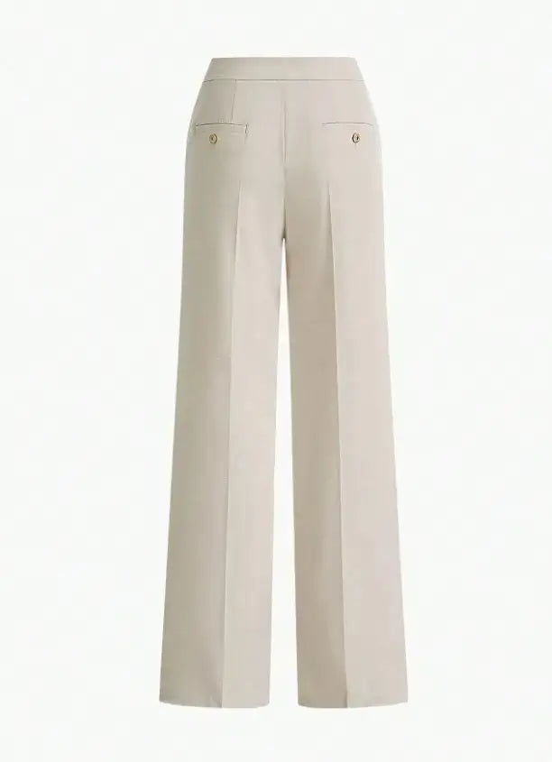 Pantalon en 100% polyester de haute qualité, offrant une texture douce et durable. Coupe droite raffinée avec fermeture éclair, rabat, et poches intégrées. Teinte beige sophistiquée. Finitions élégantes avec ceinture intégrée et plis soignés. Entretien : lavage en machine ou nettoyage à sec recommandé.