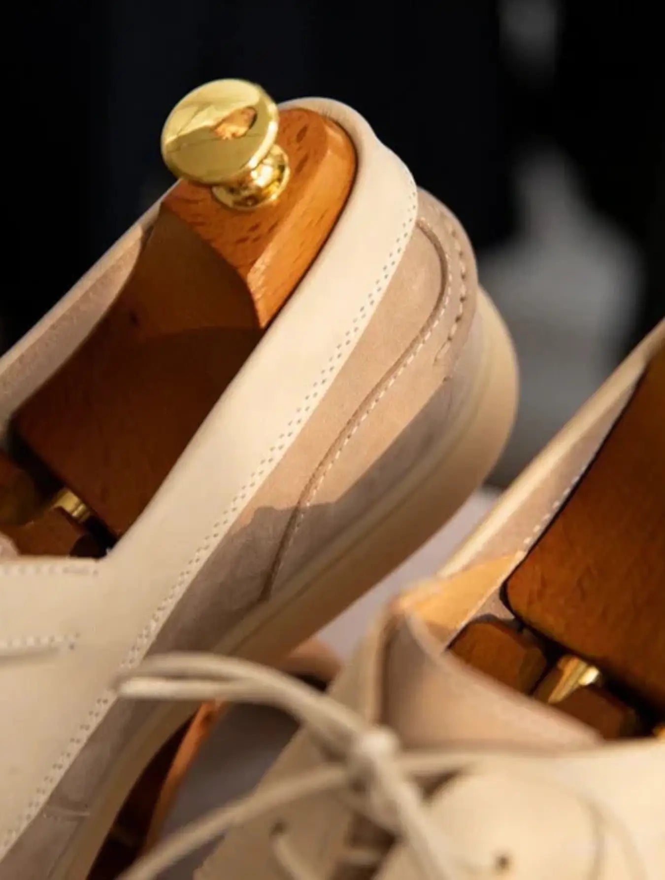 Mocassins en simili daim, beige clair avec accents crème. Silhouette classique et lacets pour un ajustement sur-mesure. Extérieur en simili daim de qualité, intérieur en cuir pour un confort accru. Semelle en caoutchouc épais offrant une bonne traction. Talon renforcé et coutures apparentes. Nettoyage à la main conseillé.