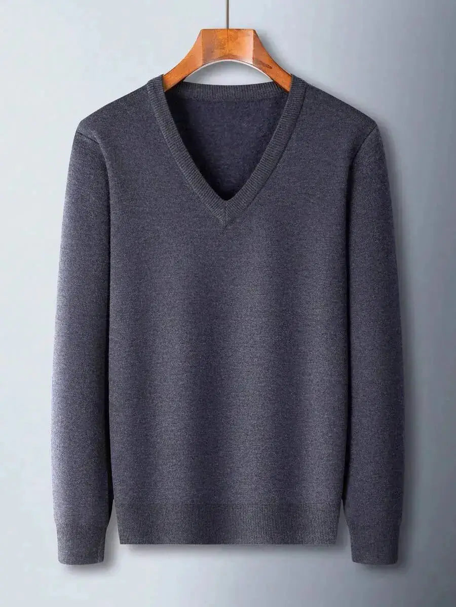 Pull tricoté en gris foncé, incarnant une élégance discrète pour l'automne. Sa coupe classique, col en V et manches longues apportent une touche moderne. Composé de 65.2% polyamide, 22.6% polyester, 9.8% acrylique, 2.4% laine. Style unicolore, sans extensibilité et non transparent. Entretien par lavage à la main ou nettoyage à sec.