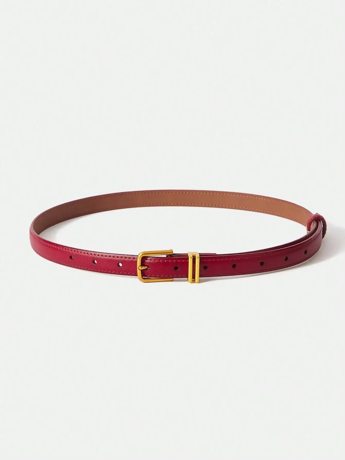 Ceinture femme en similicuir rouge, avec boucle dorée. Design lisse et finition brillante. Conçue pour ajouter une touche chic et contemporaine à vos tenues. Évitez l'exposition prolongée à l'humidité pour en préserver l'éclat.