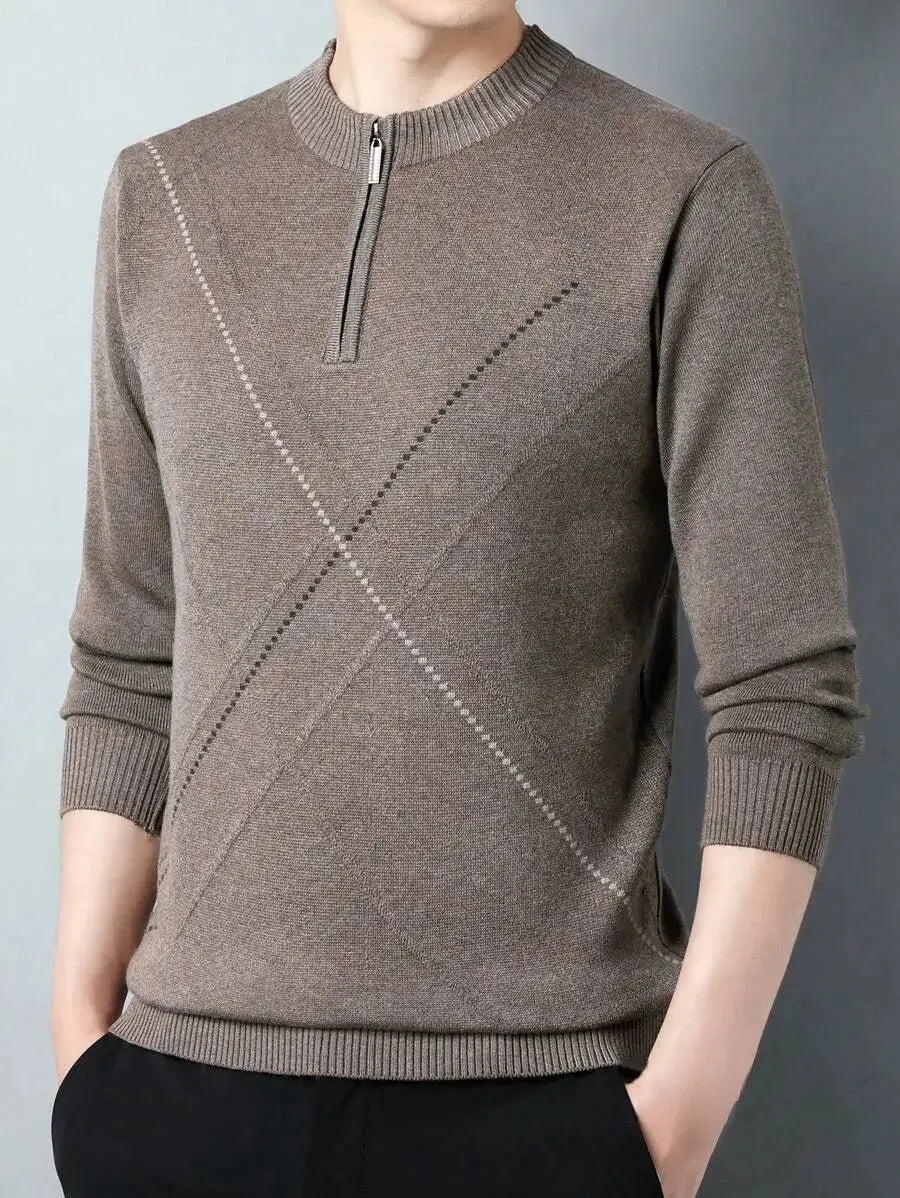 Pull Tricot Mérinos Zippé

Conçu en laine mérinos 100%, ce pull au col zippé associe élégance et confort. Sa coupe ajustée est mise en valeur par un motif torsadé élégant, le tout dans une teinte taupe riche et intemporelle. Les finitions soignées complètent son allure sophistiquée. Pour préserver sa qualité exceptionnelle, optez pour un lavage à la main ou un nettoyage à sec.