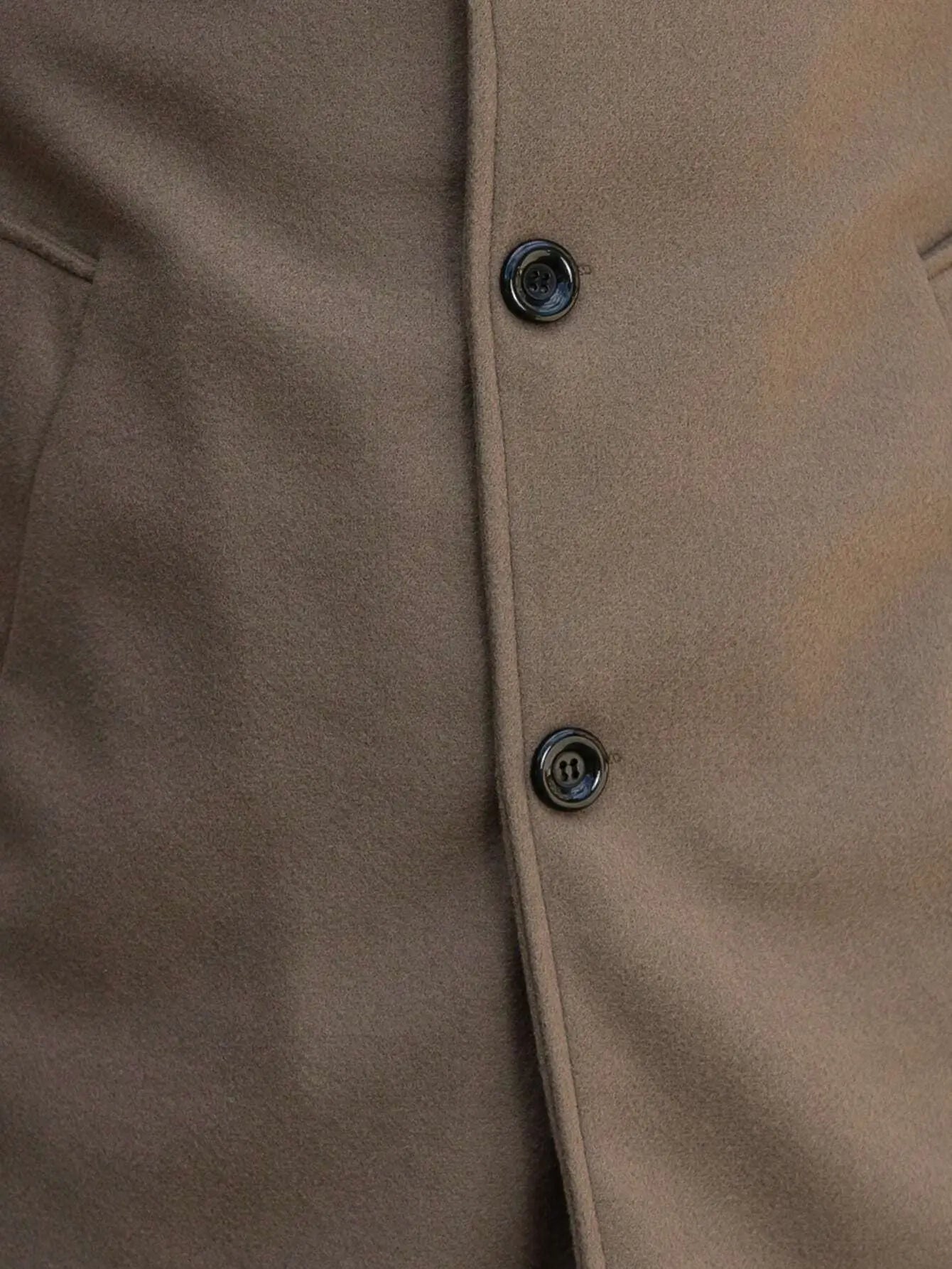 Trench marron en polyester tissé de qualité, légèrement extensible. Coupe régulière avec col à revers, manches longues, boutons distinctifs et poches avant pratiques. Design unicolore élégant. Lavable en machine ou nettoyage à sec recommandé.