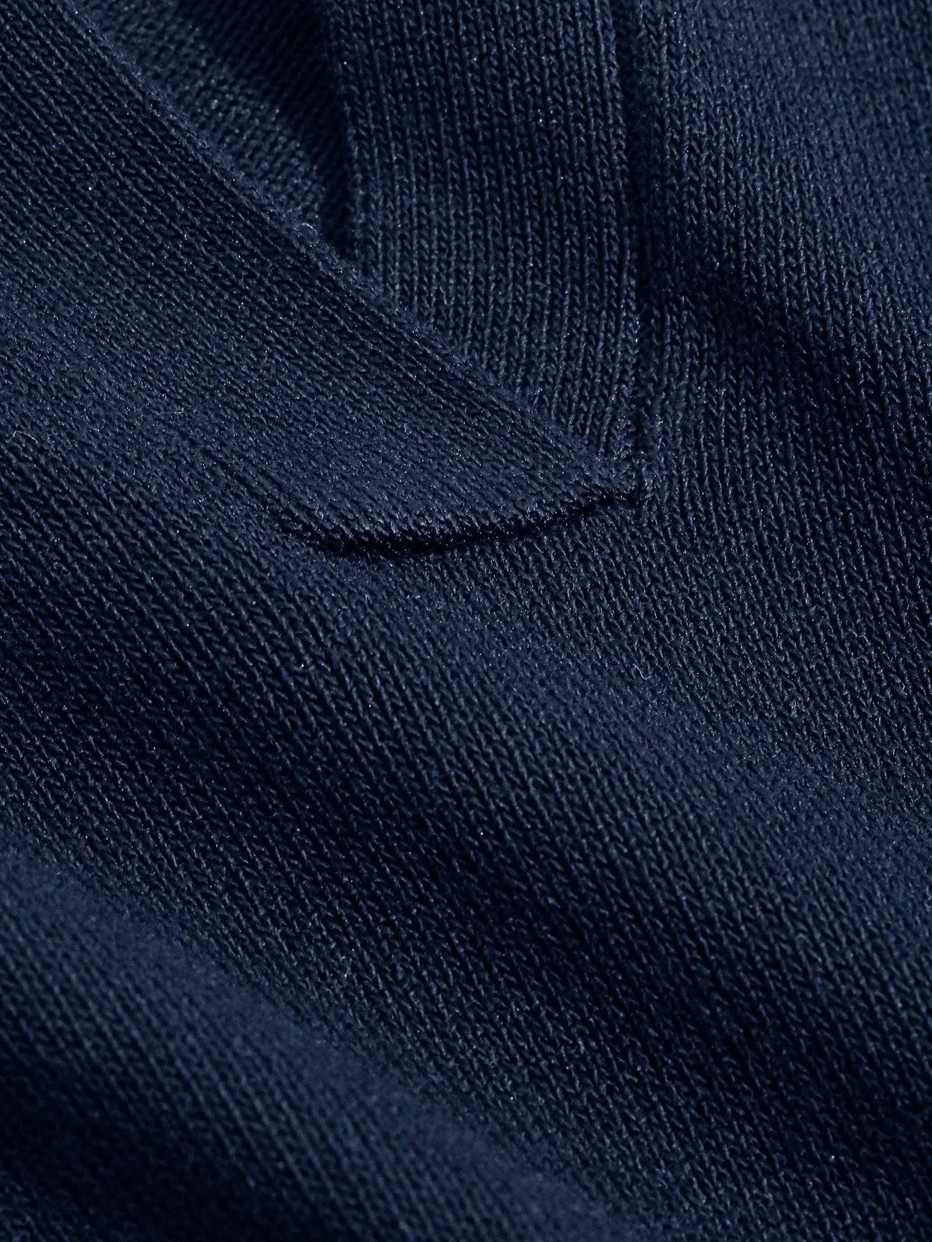 Polo féminin en maille fine, en coton ou mélange coton-viscose, doux et léger. Coupe droite ample, col polo sans boutons et décolleté en V. Disponible en bleu marine et chocolat. Coutures nettes, ourlets soignés, tissu légèrement extensible pour plus de confort. Lavage en machine à froid, repassage à basse température recommandé.