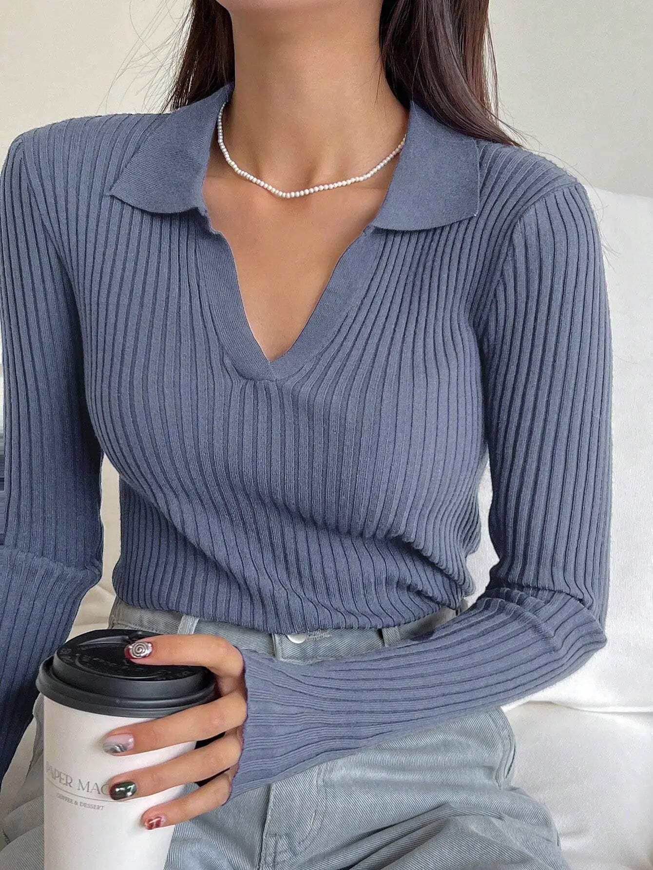 Top côtelé à col chemise en bleu azur, confectionné en 50% viscose, 30% polyester et 20% polyamide pour une élasticité moyenne et un toucher doux. Doté d'une coupe ajustée avec manches longues et un col chemise classique, il offre une allure casual et intemporelle. Idéal pour le printemps et l'automne, il convient aux températures de 18 à 25℃. Pour préserver sa qualité, privilégier le lavage à la main ou le nettoyage à sec.